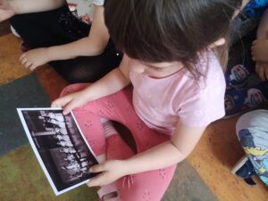 dziewczynka ogląda czarno-białą fotografię