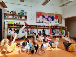 dzieci ćwiczą na sali gimnastycznej