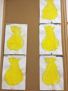 Prace plastyczne dzieci: Gruszki pomalowane żółtą farbą za pomocą gąbki.