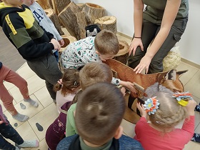 Dzieci głaszczą kawałek z sierścią lisa.