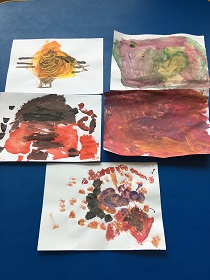 praca plastyczne namalowane przez dzieci farbami