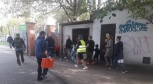 Dzieci wraz z pracownikami udają się na miejsce zbiórki do ewakuacji