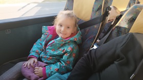 Dziewczynka siedzi na fotelu w autobusie
