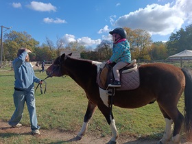 Dziewczynka jedzie na koniu