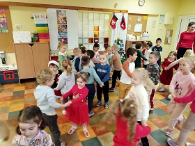 Dzieci tańczą w parach trzymając się za ręce. 