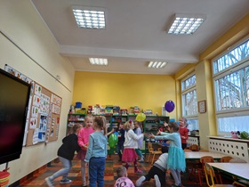 Dzieci w dowolny sposób bawią się razem balonami