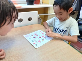 Chłopiec układa obrazki rozwiązując w ten sposób sudoku stworzone z sylwetkami owadów.