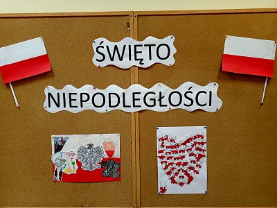 Na tablicy korkowej wisi napis święto niepodległości oraz dwie prace plastyczne w formacie A3.