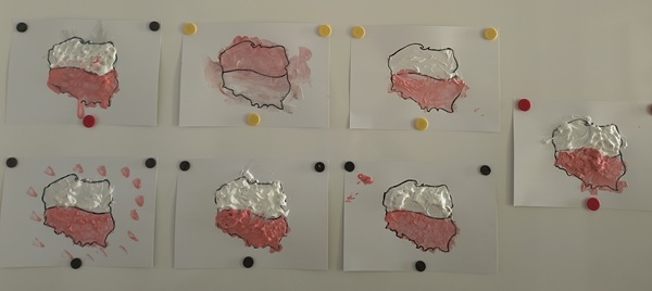 Na tablicy wisi 7 prac, które przedstawiają Polskę. Kontur Polski podzielony jest na pół: góra pomalowana jest na biało, dół na czerwono. Prace pomalowane są puszystymi farbami.