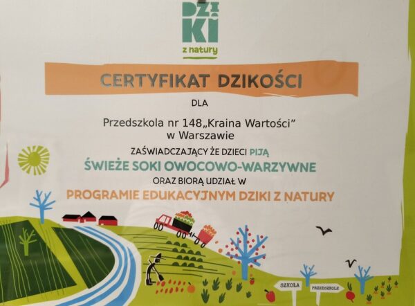 Certyfikat Dzikości dla Przedszkola nr 148 "Kraina Wartości", zaświadczajacy, że dzieci piją świeże soki owocowo-warzywne oraz biorą udział w programie edukacyjnym "Dziki z natury".