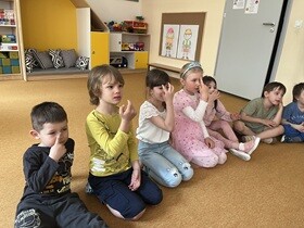 Dzieci wskazują na swojej twarzy usta nos,  oczy, które przypominają o numerze alarmowym 112.